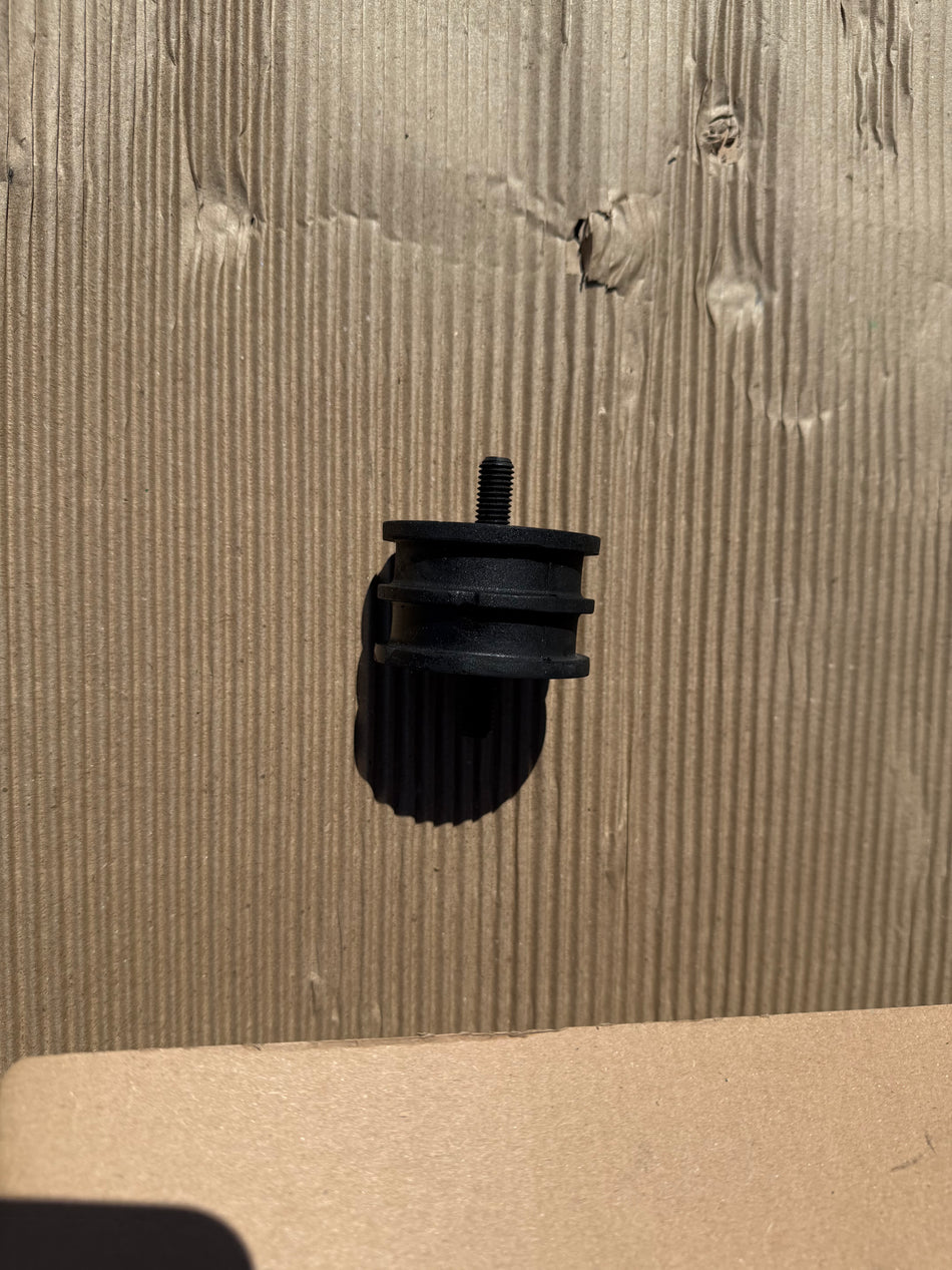 NRC2053 - Land Rover mounting - engine