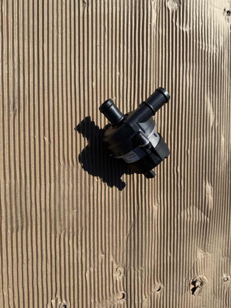 LR095160 - Land Rover Pump - Water